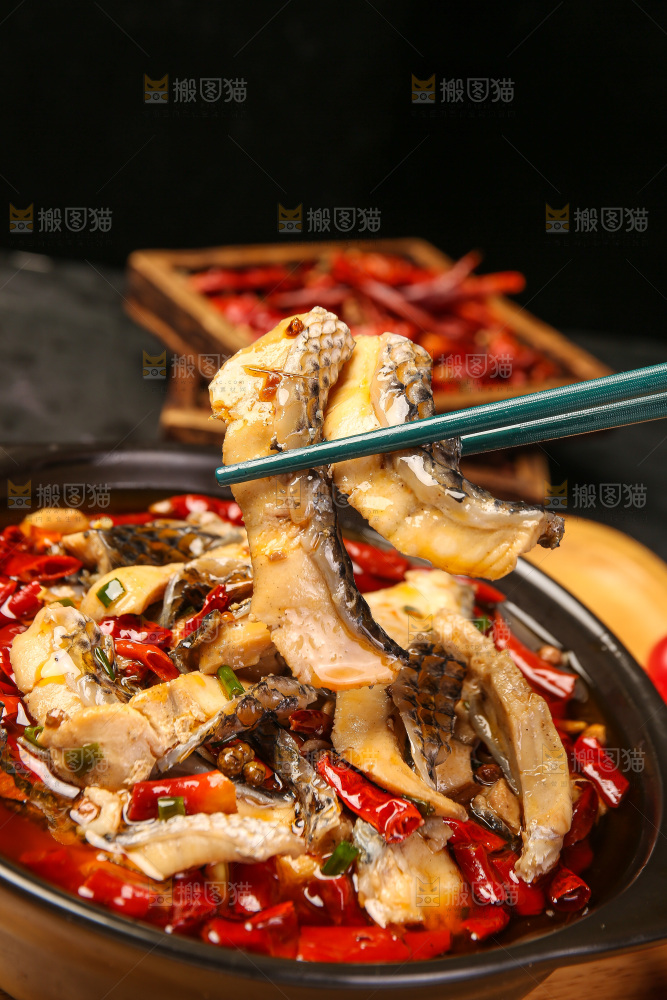 筷子上夹着水煮鱼片