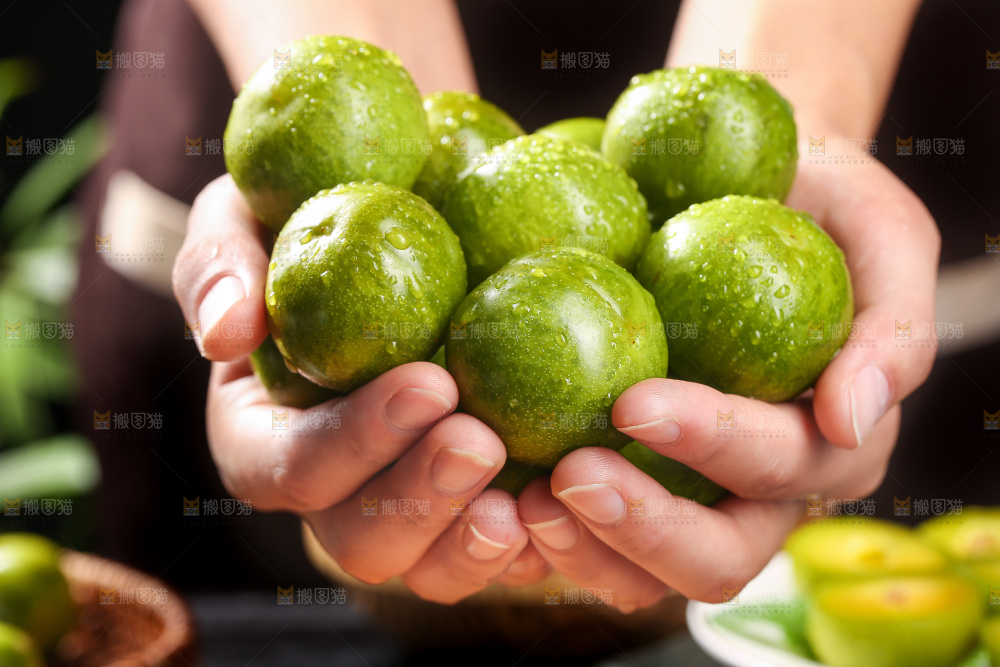 手捧着新鲜脱骨李