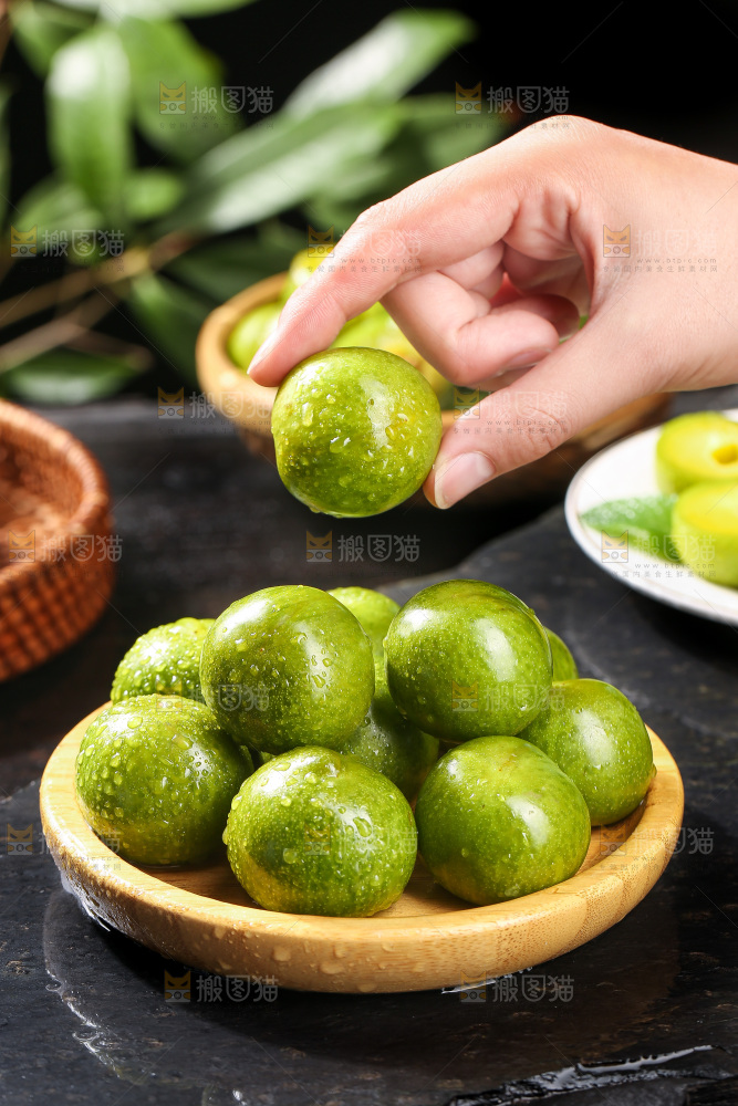 手拿着青脆李