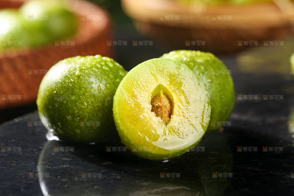 深底上摆放着青脆李