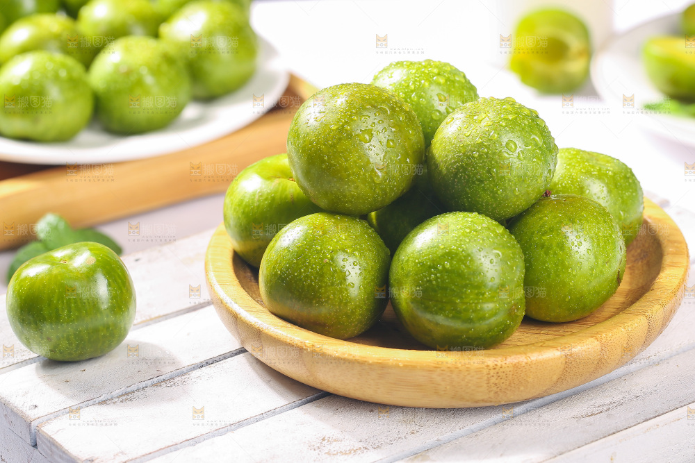 盘子里的新鲜脆李