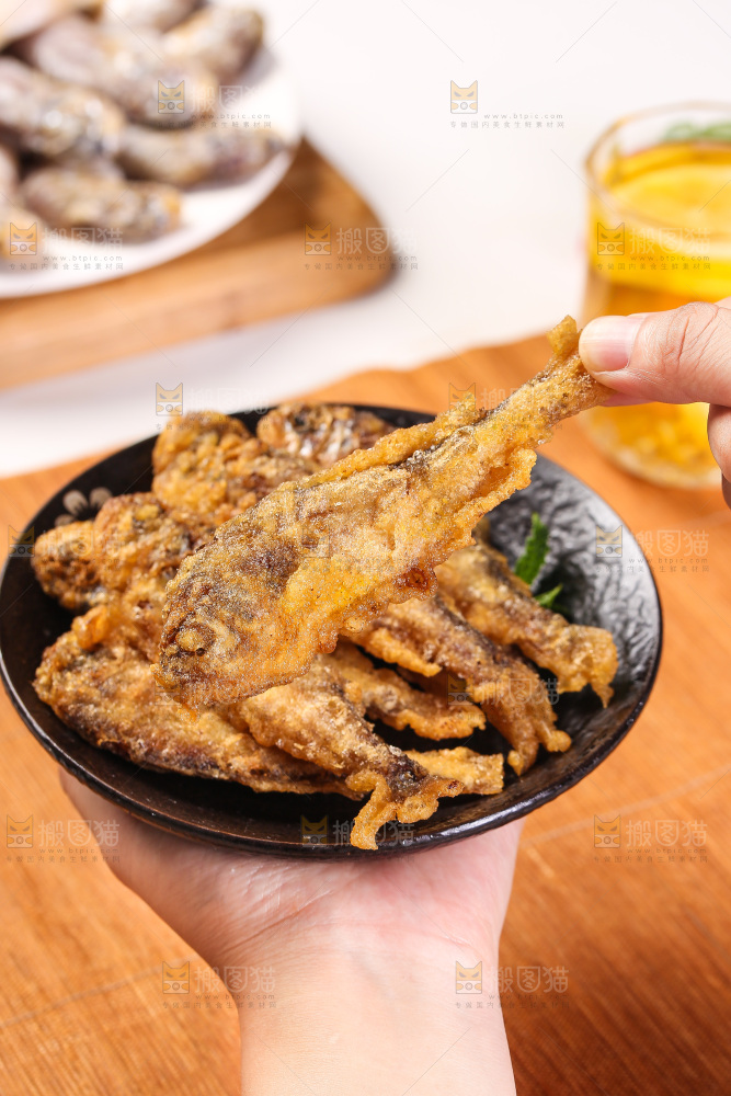 手里拿着香酥炸鱼