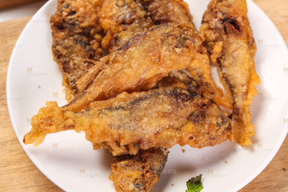 盘子里的香酥小鱼