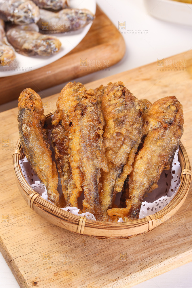 木底上放着一篮香酥炸鱼
