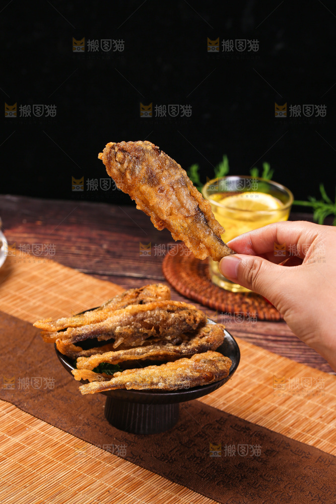 手里拿着炸小鱼