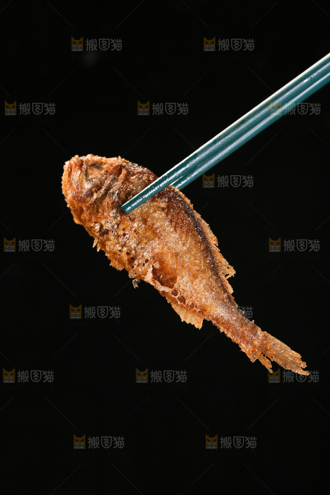 筷子夹着香酥炸鱼