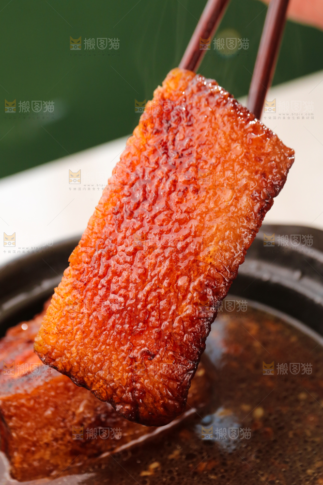 筷子上夹着红烧肉