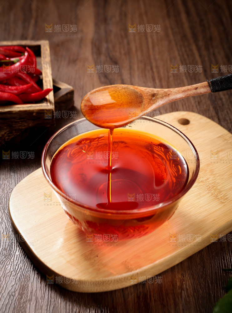 勺子里的辣椒红油