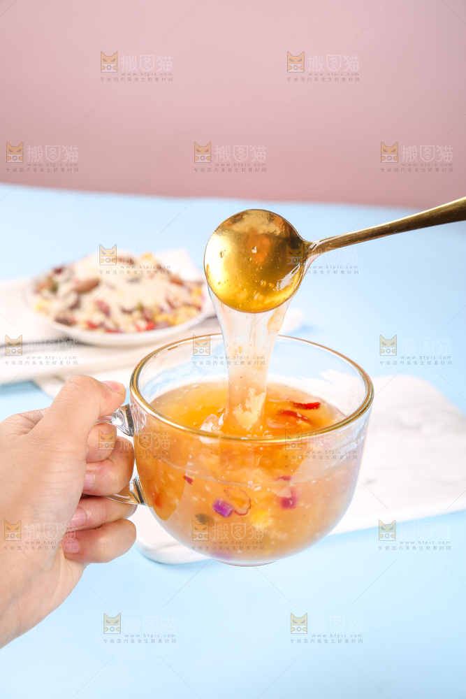勺子里的红枣坚果银耳羹