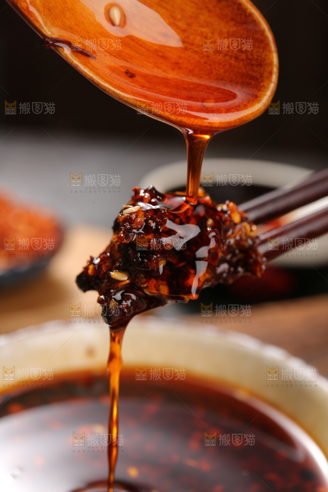 筷子上放着油辣子