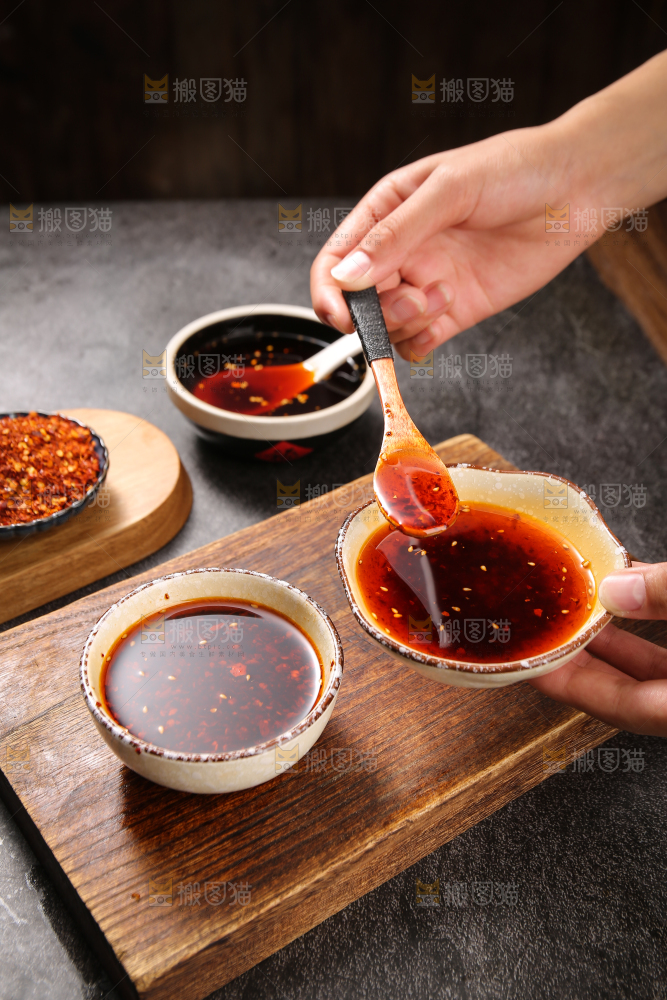 碗里的红辣椒油