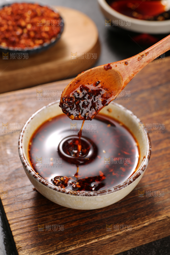 勺子上的油泼辣子