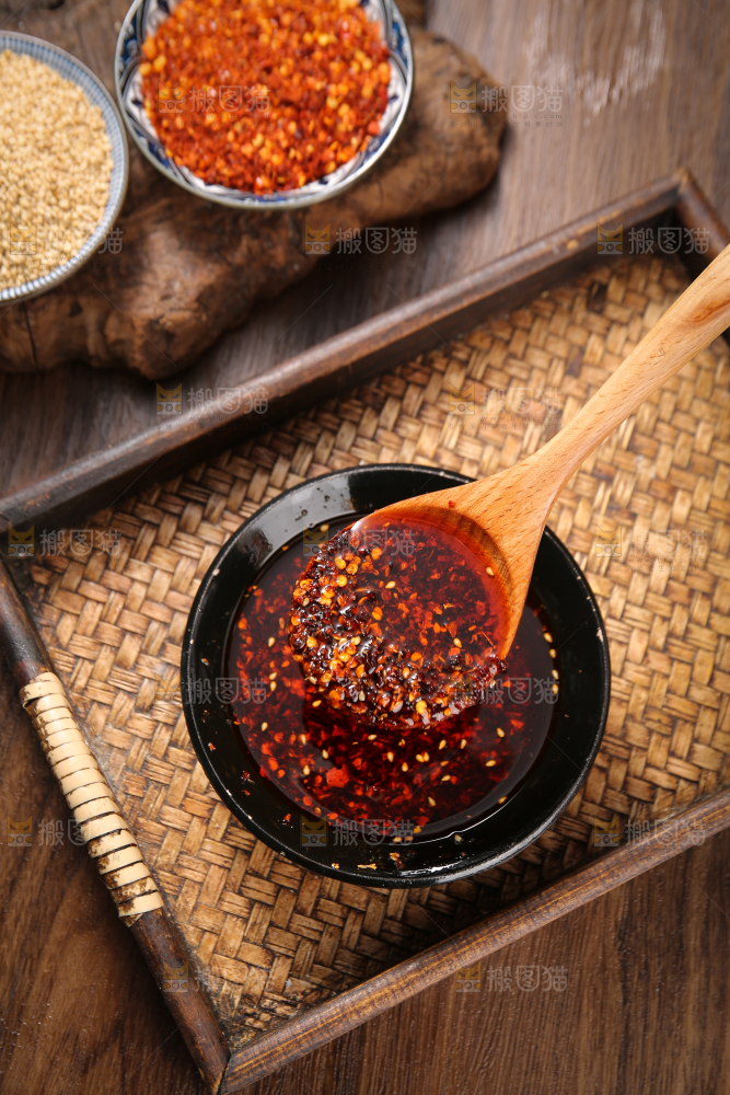 勺子上的油辣子