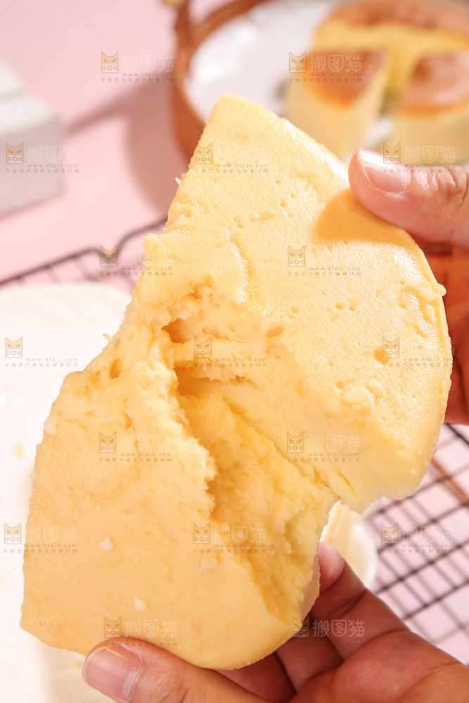手里拿着蒸蛋糕