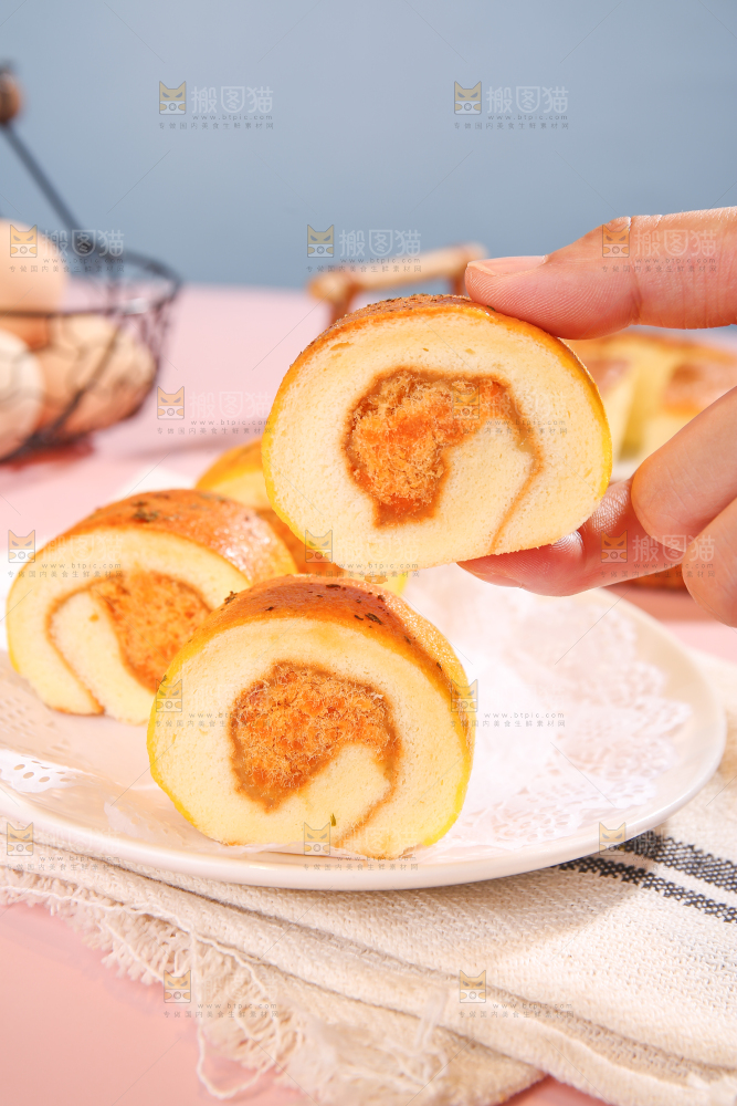 手里拿着肉松蛋糕卷