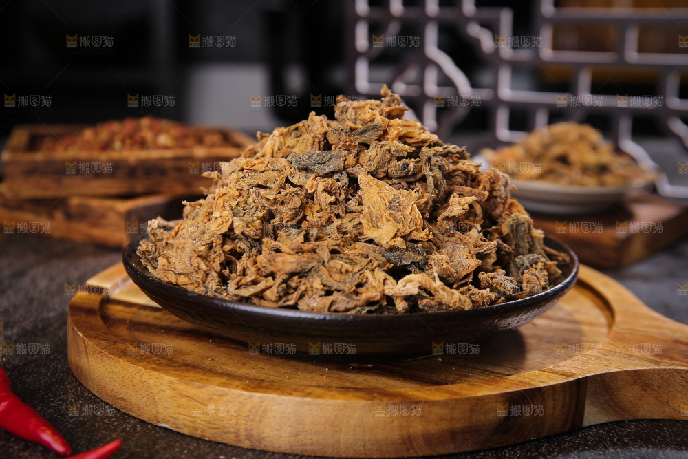 木板上放着一盘梅干菜
