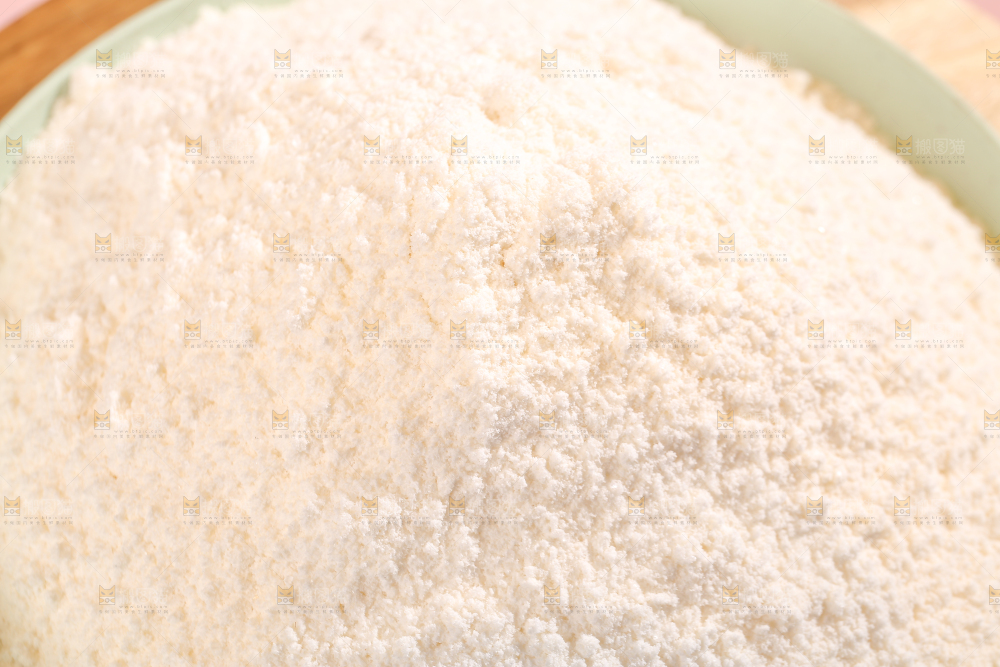 盘子里的蛋糕面粉