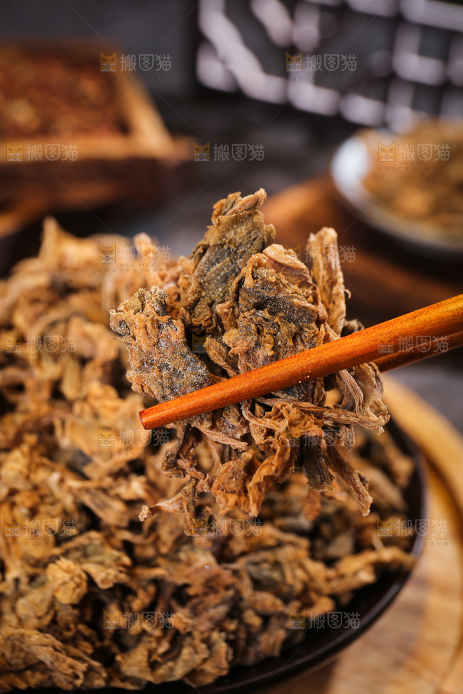 筷子夹着绍兴梅干菜