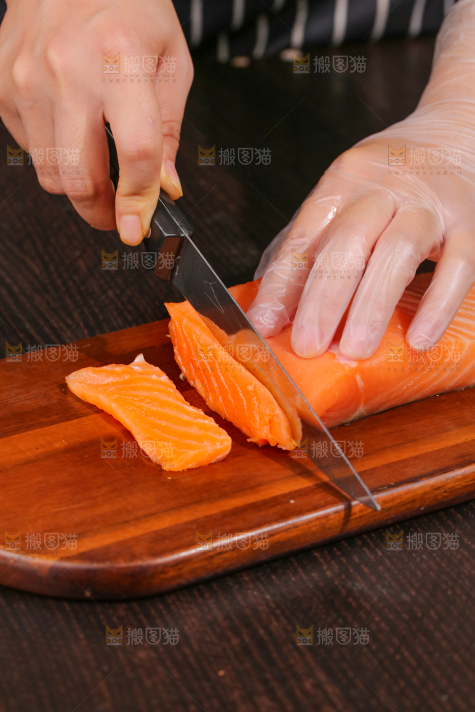 木板上正切着的三文鱼