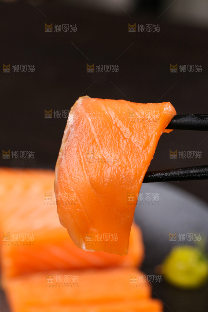 筷子夹着三文鱼片