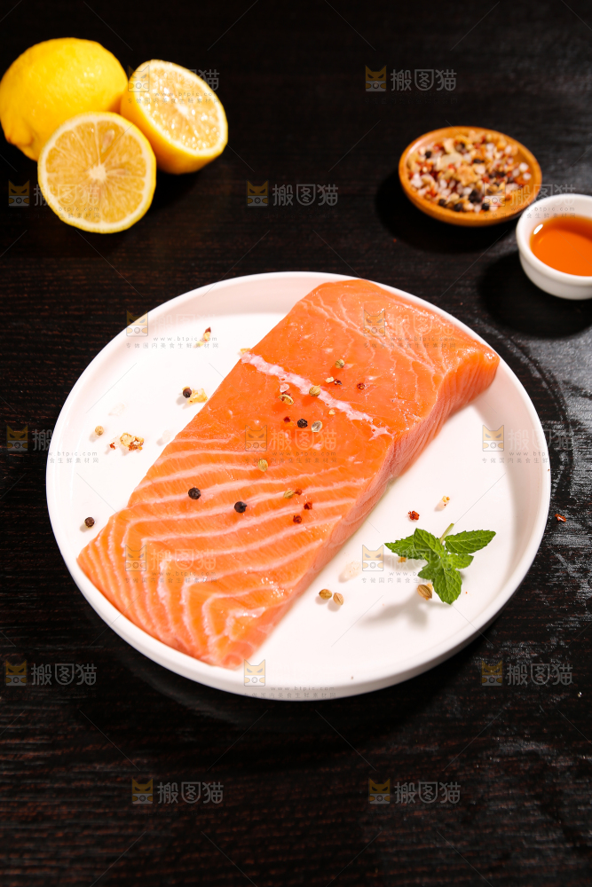 盘子里的三文鱼刺身