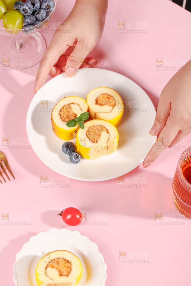 盘子里的肉松蛋糕卷
