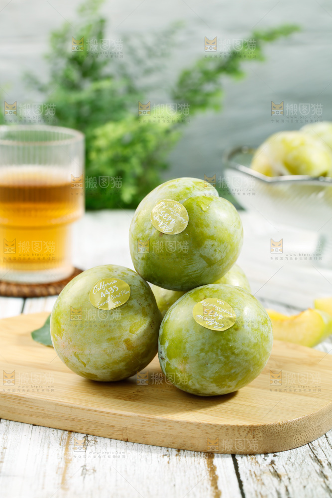 木板上摆放着恐龙蛋李