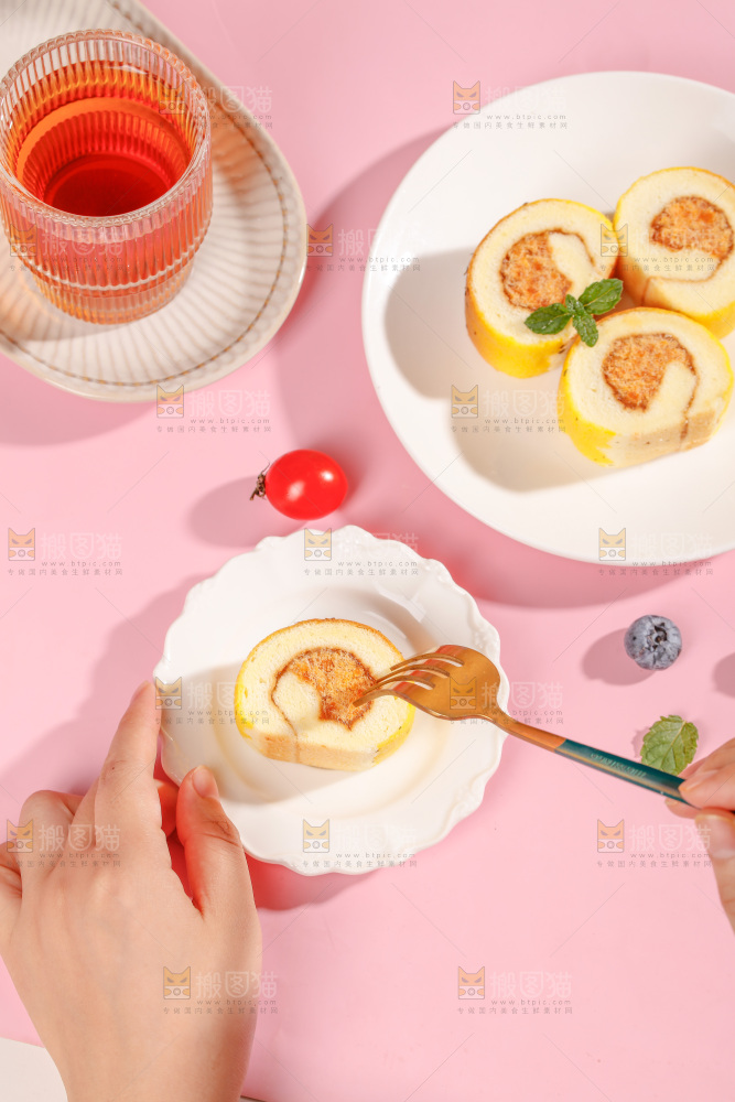叉子插着肉松蛋糕卷
