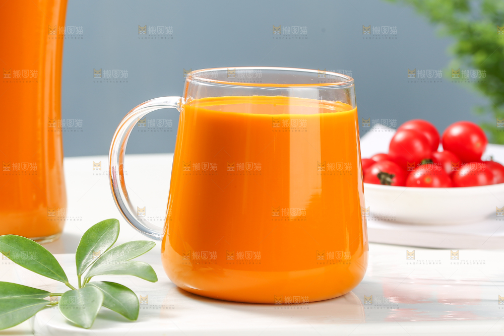 白底上的一杯沙棘汁