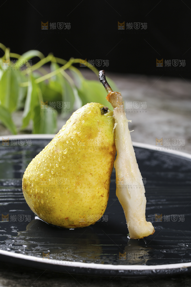 黑底上放着太婆梨果核