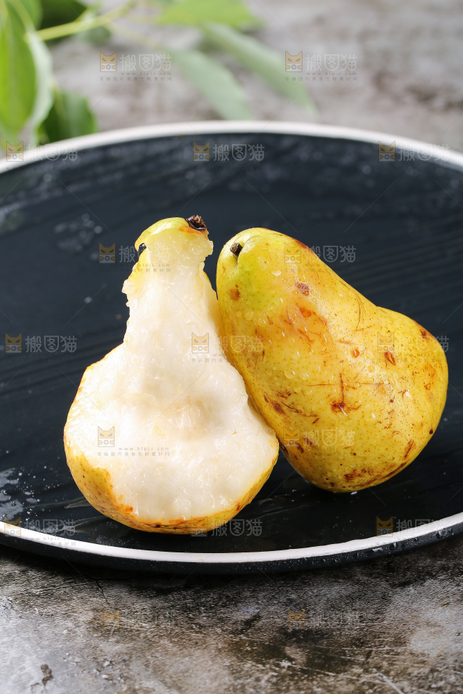 黑底上放着烟台太婆梨