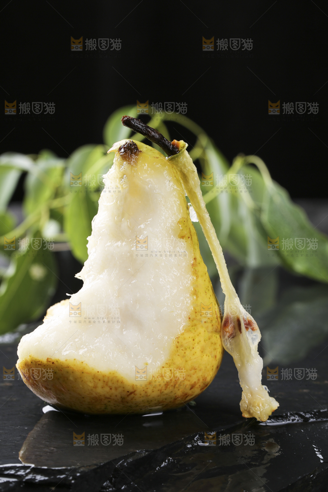 黑底上放着烟台太婆梨