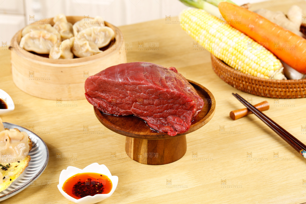 木底上放着一盘鲜牛肉
