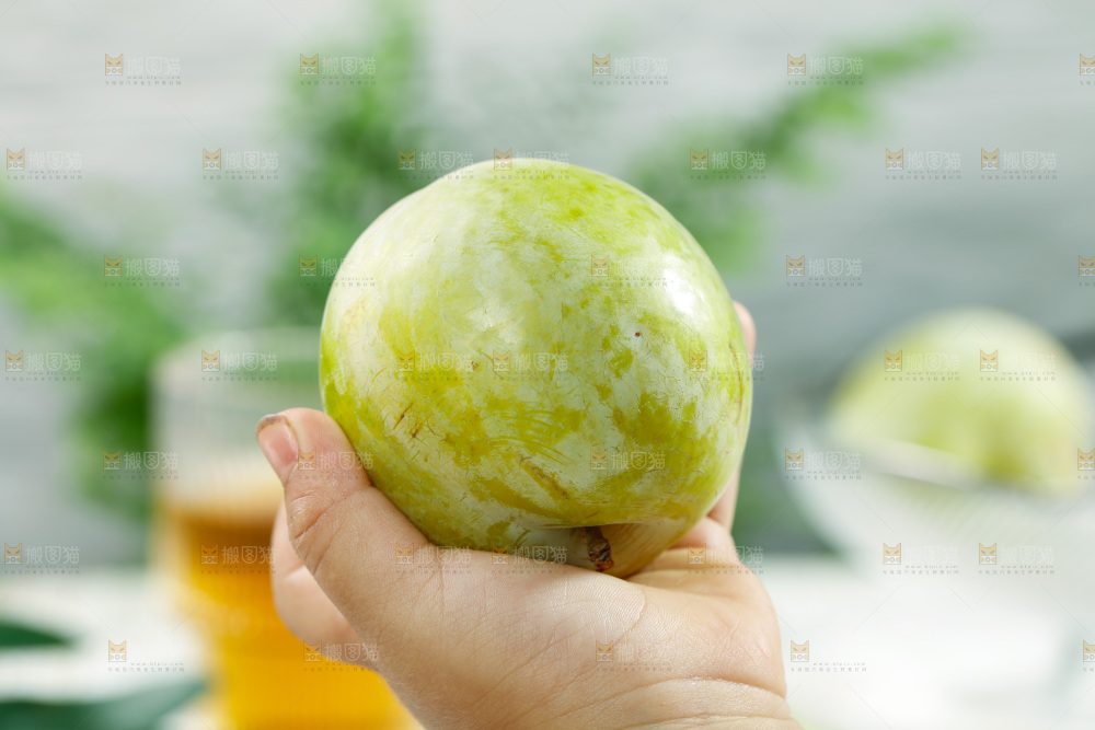手里拿着恐龙蛋李子