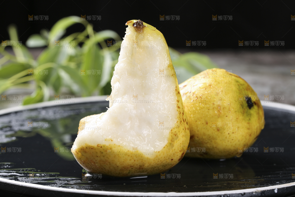 黑底上放着烟台太婆梨