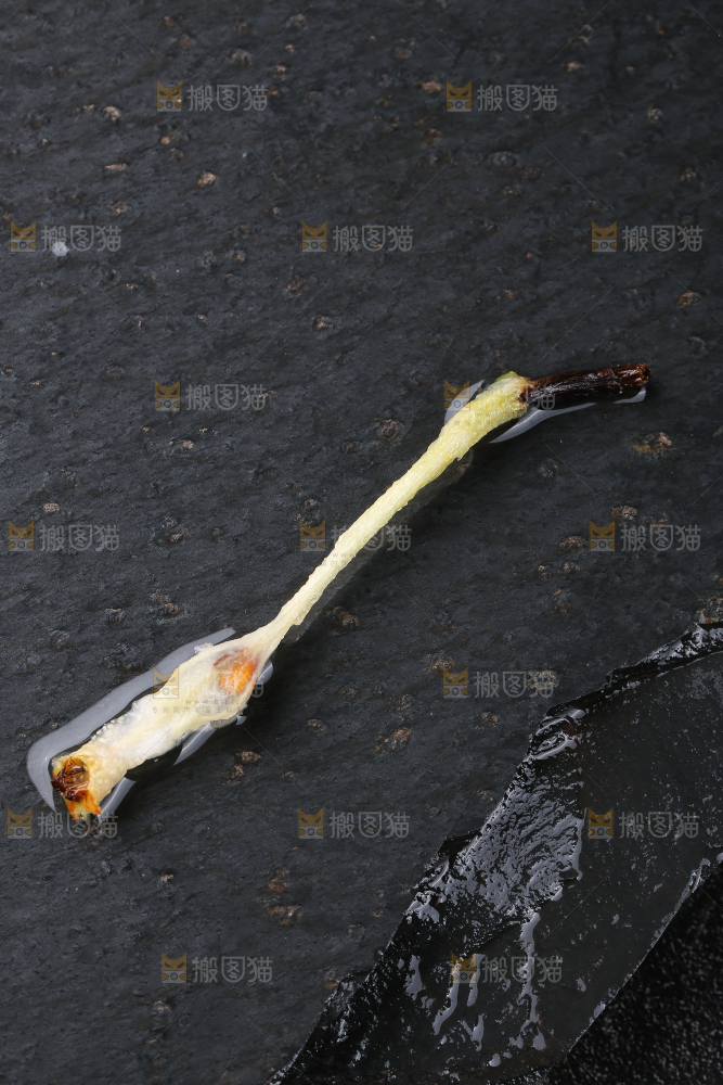 黑底上放着太婆梨果核