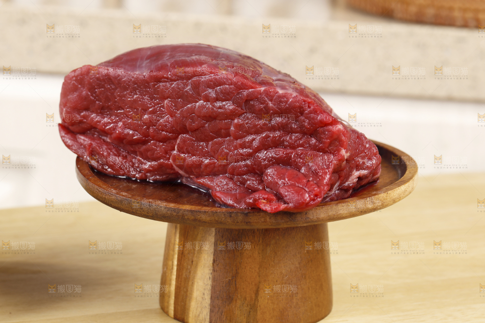 木底上放着一盘鲜牛肉