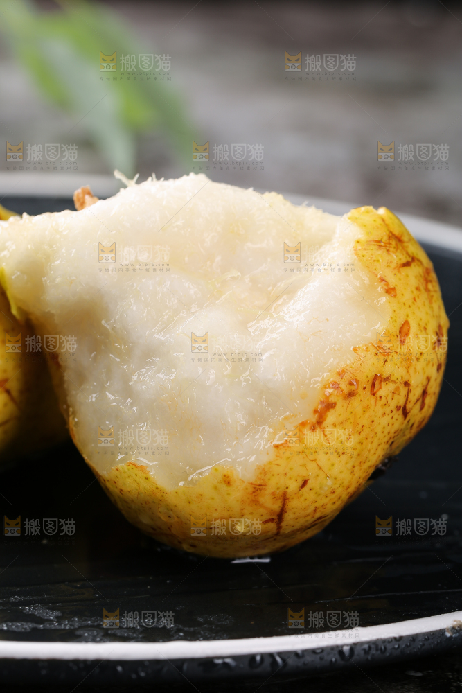 黑底上放着新鲜太婆梨