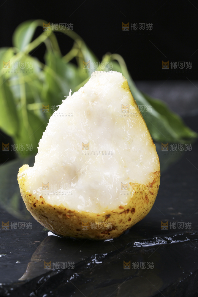 黑底上放着烟台太婆梨