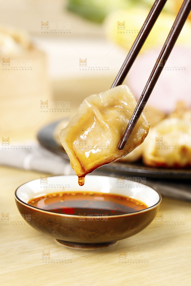 蘸着酱汁的手工饺子