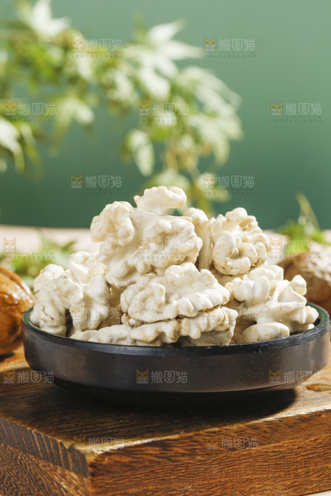 木底上放着一盘生核桃