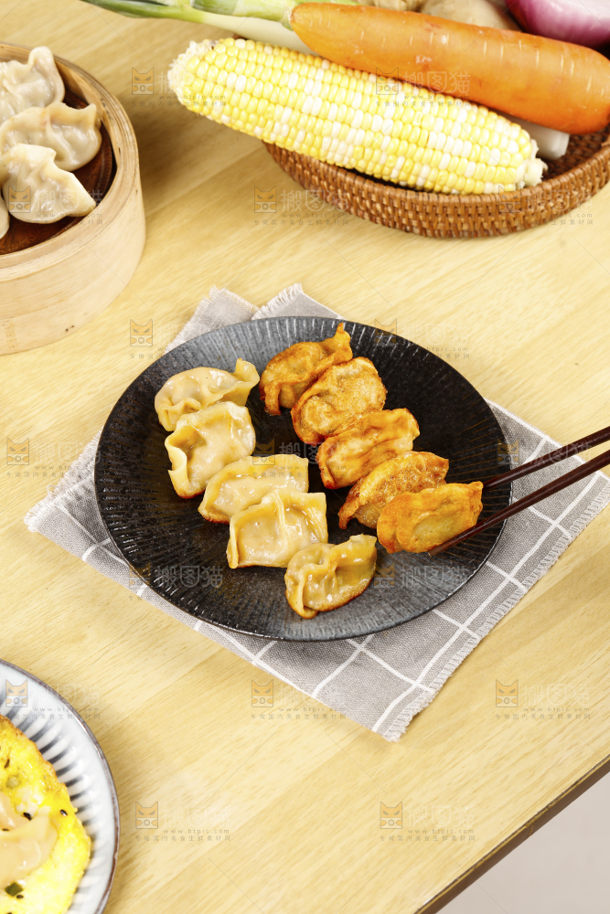 木底上放着一盘煎饺