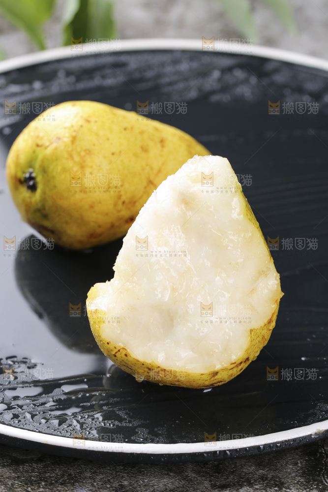 黑底上放着烟台太婆梨