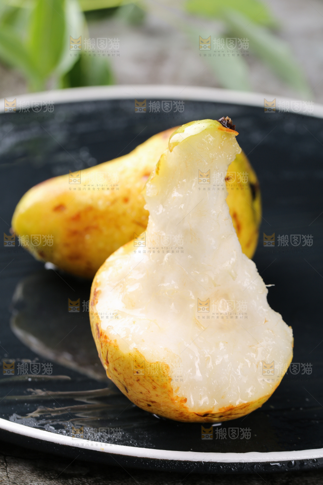 黑底上放着烟台太婆梨