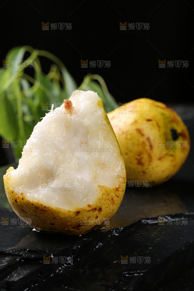 手上拿着山东太婆梨