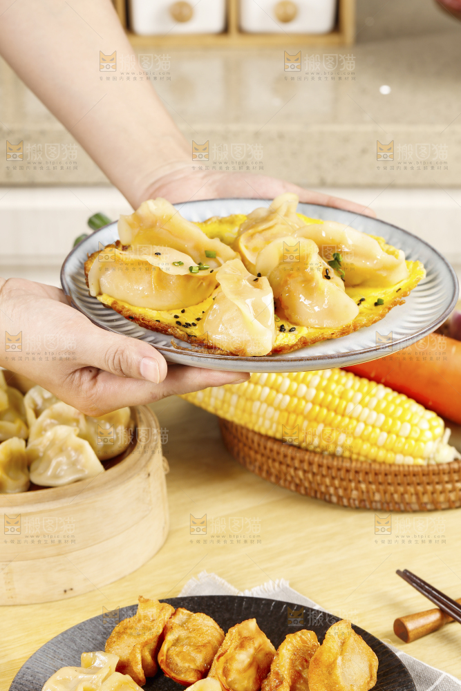 手端着一盘抱蛋煎饺