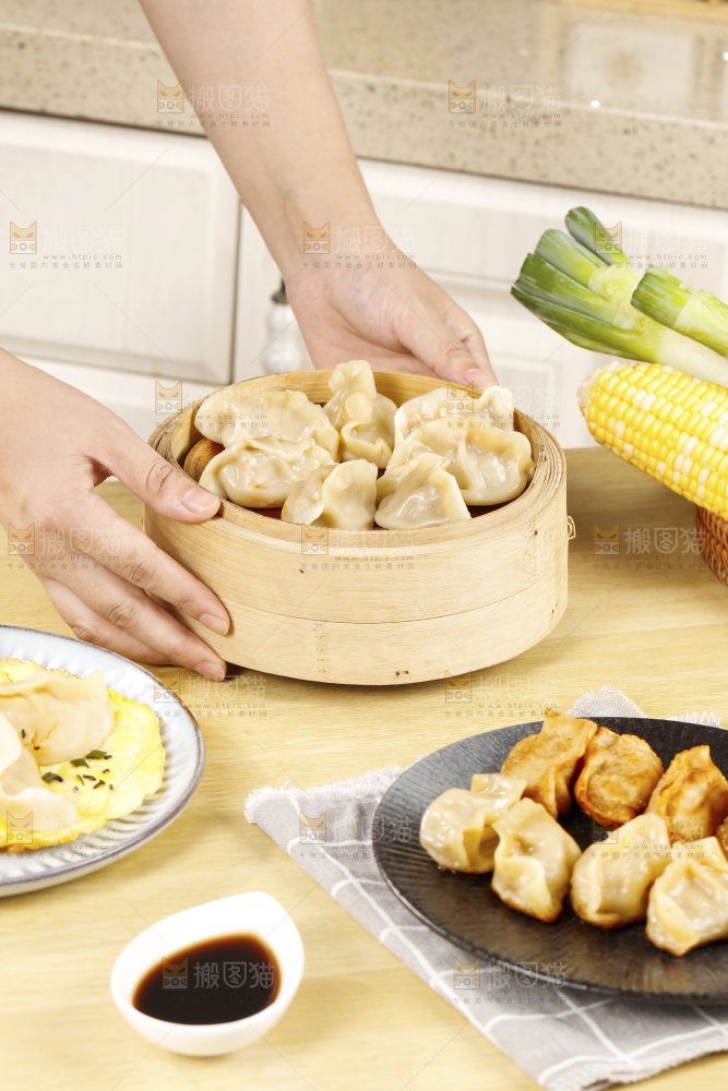 桌子上摆放着手工饺子