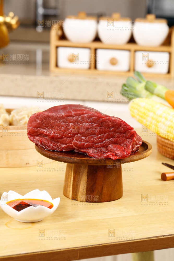 木底上放着一盘鲜牛肉