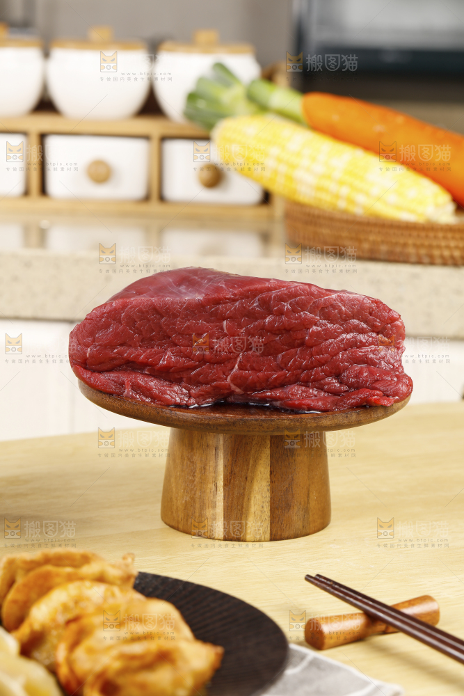 木底上放着一盘牛肉