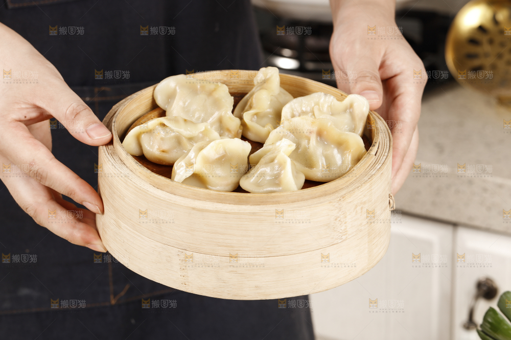 手端着一笼蒸饺